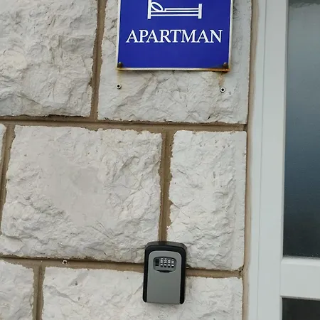 Anita, Boninovo Appartement